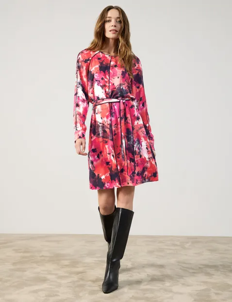 Gemustertes Kleid mit Bindegürtel
