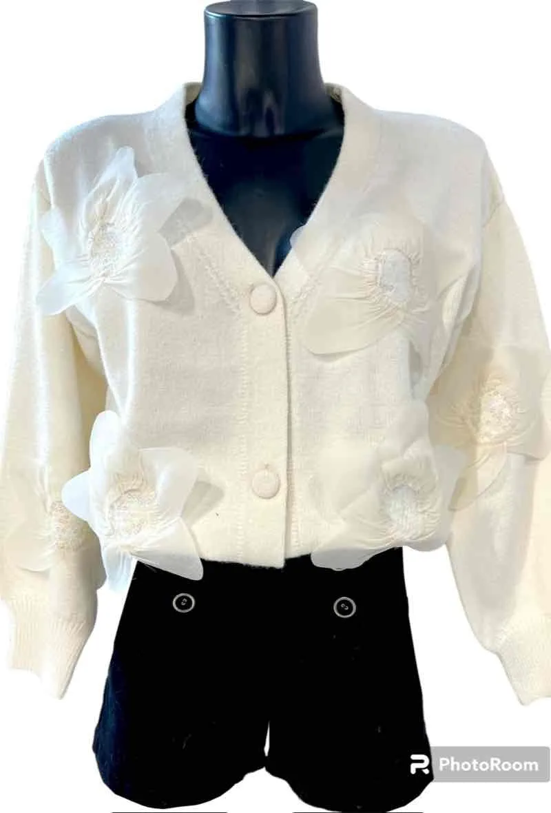 Kurze Strickjacke aus weichem Strick mit großen Organza- und Paillettenblumen