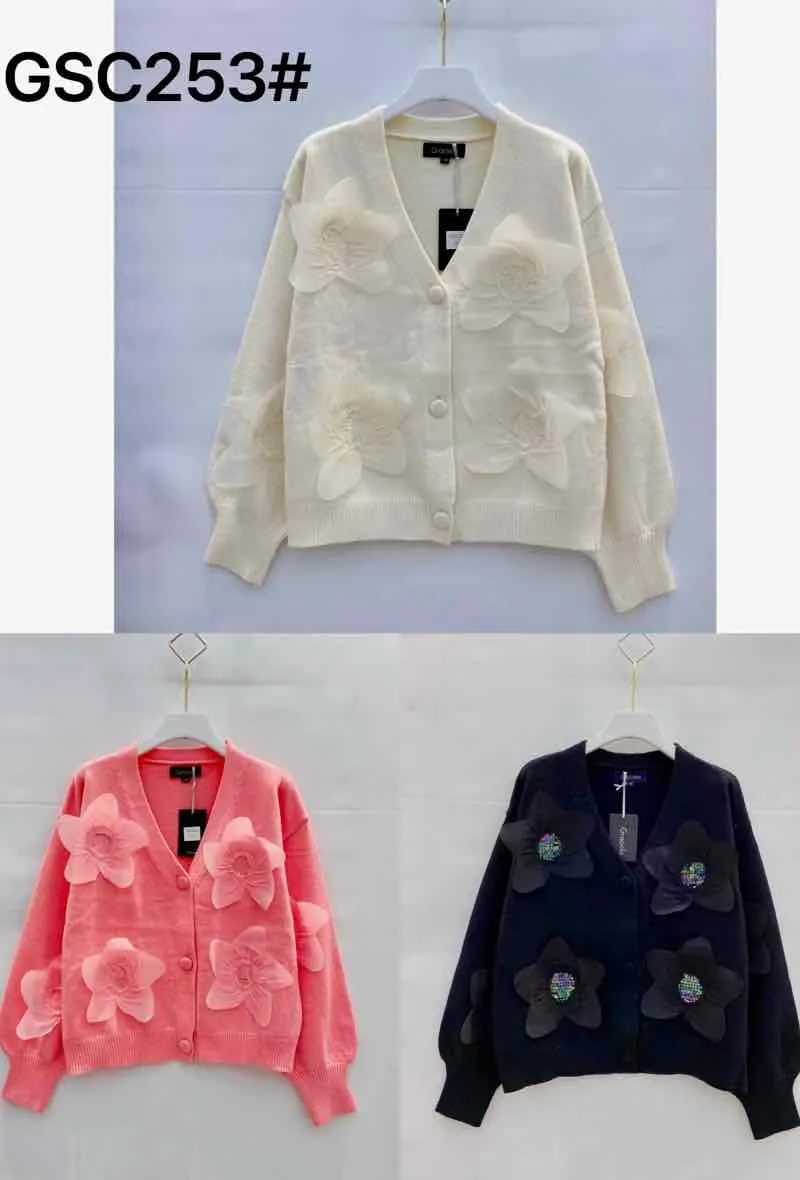 Kurze Strickjacke aus weichem Strick mit großen Organza- und Paillettenblumen